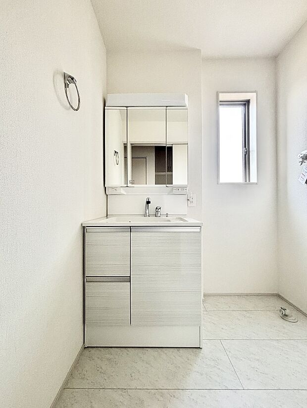 大きく見やすい三面鏡で清潔感ある洗面台は、身だしなみチェックや肌のお手入れにおすすめです。 