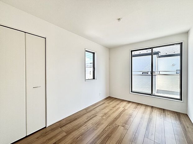 明るいバルコニーサイドに洋室を設置。目覚めの良い寝室に。 