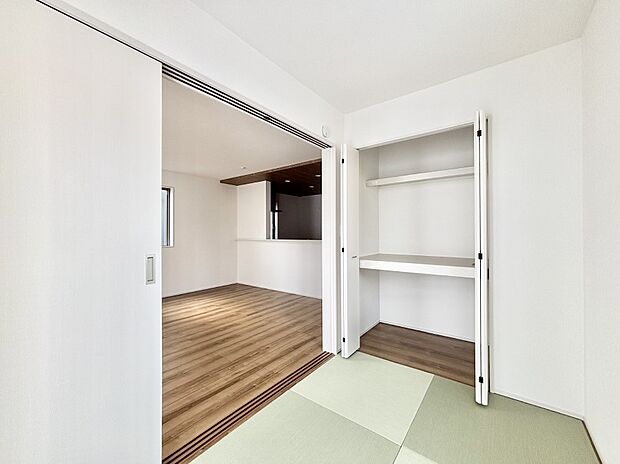 リビングと隣り合っている和室。和の空間でほっと一息。