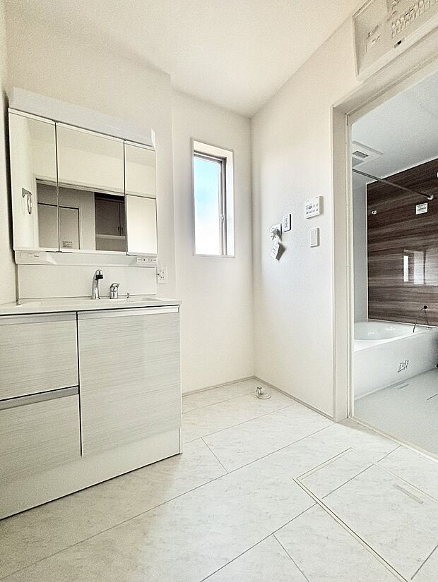 小窓がついているので湿気の多い場所でも換気が十分行えます。毎日の身支度を気持ち良く！