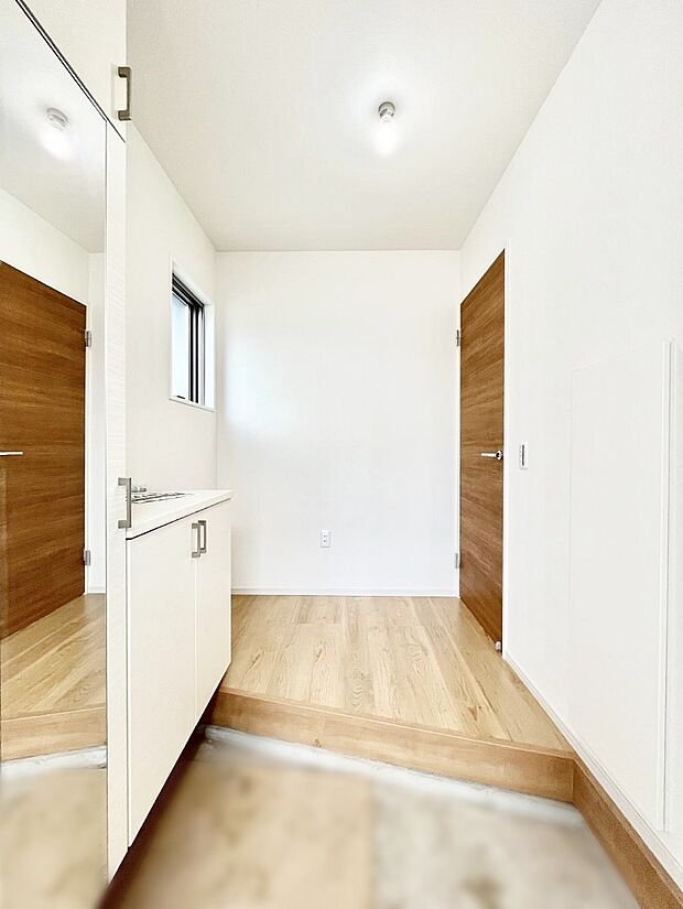 明るい玄関はお客様をお出迎えするのにぴったりです！ 