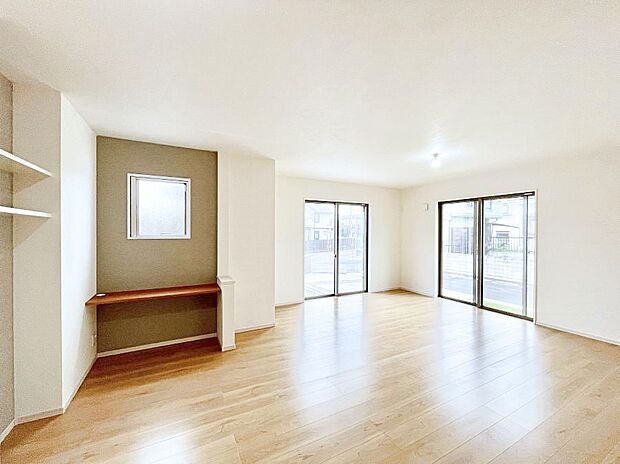 大きな窓からたっぷりの陽光と風を感じられるリビング