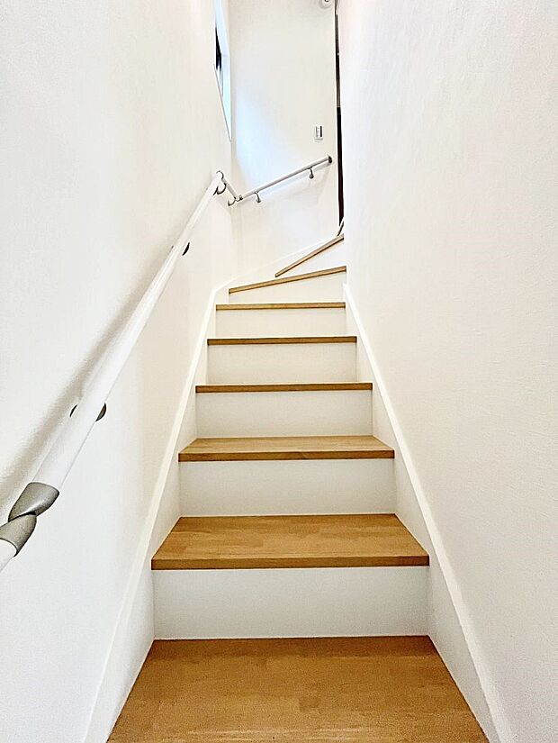 安全性を考慮し階段には手すりを設置しています