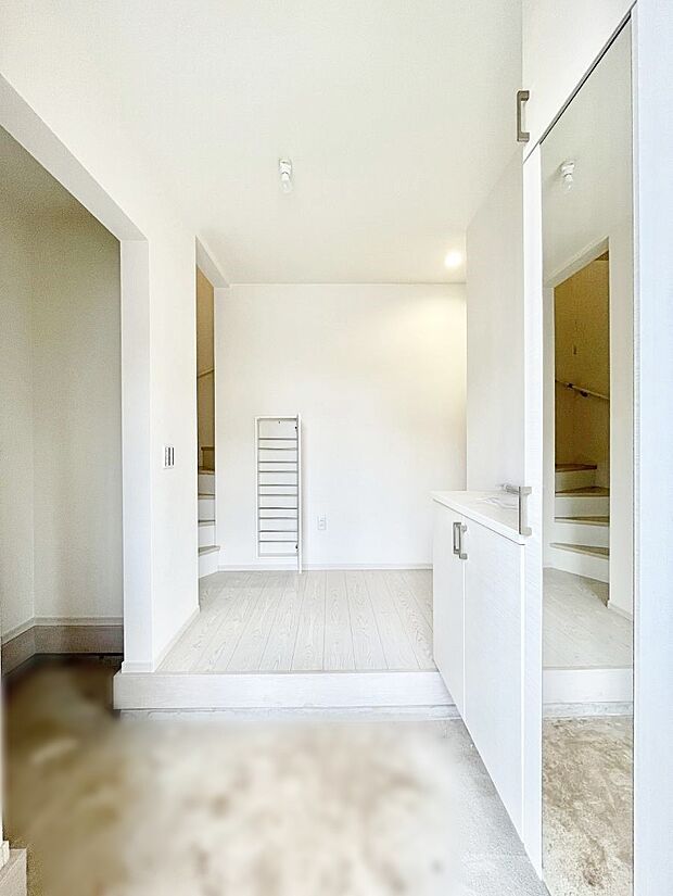 ミラー付きシューズボックスはお出かけ前の身だしなみチェックに便利