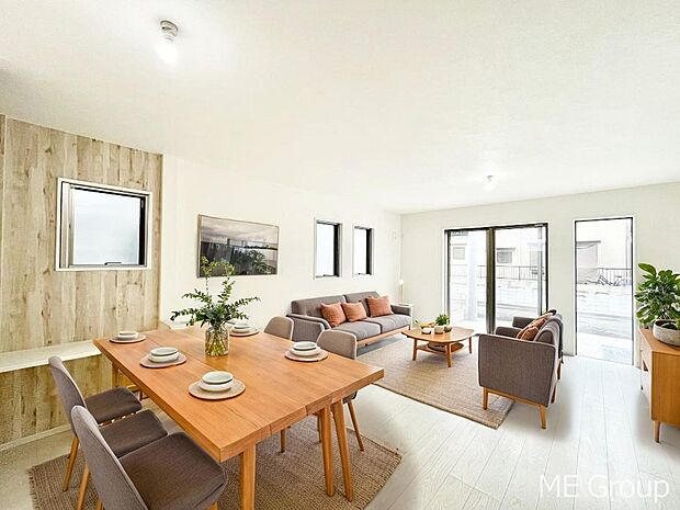 ご家族の賑やかな話し声で包まれる明るいリビング  ※家具はCGです