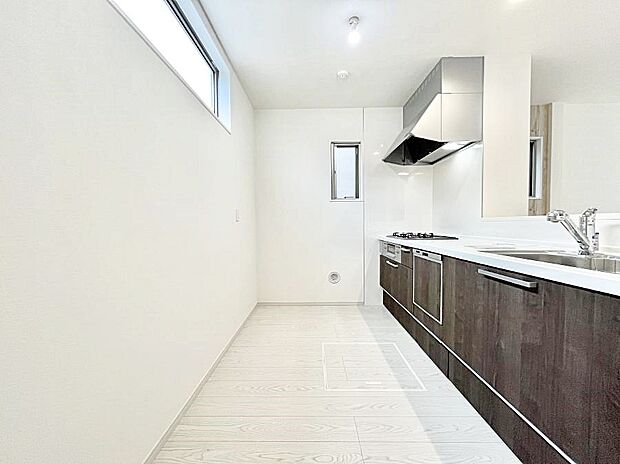 爽やかな風が通り抜けるキッチン。窓があるので明るく換気にも役立ちます。  