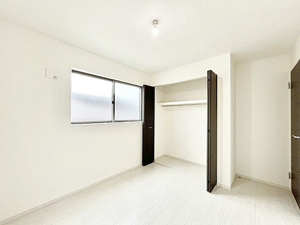 お子さまのお部屋としても！衣類の整理整頓に便利なクローゼット付きの洋室。