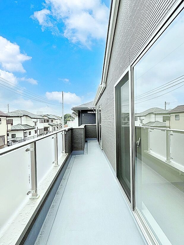 ゆったりバルコニーだから沢山お洗濯ものを干せます。