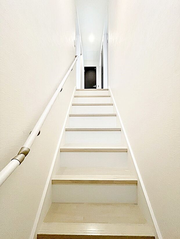 手すりも標準装備なので、小さなお子様やお年寄りの方にも安心です。 