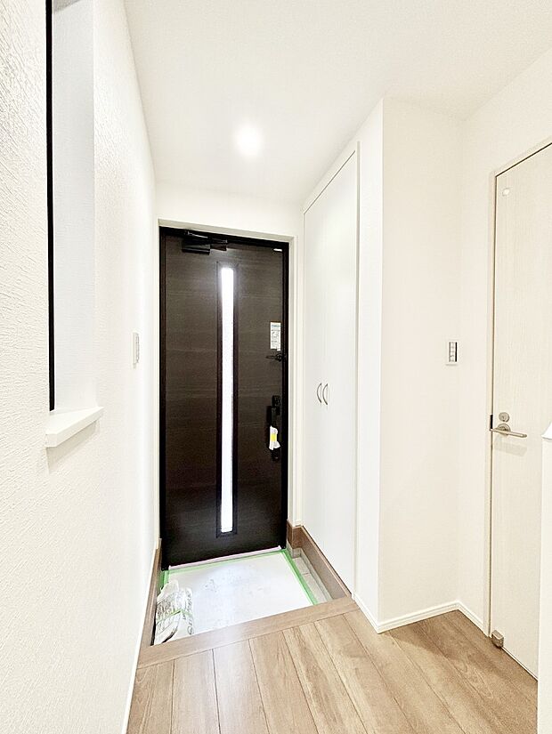 ガラススリットの入った玄関ドアが室内に光を届けてくれます