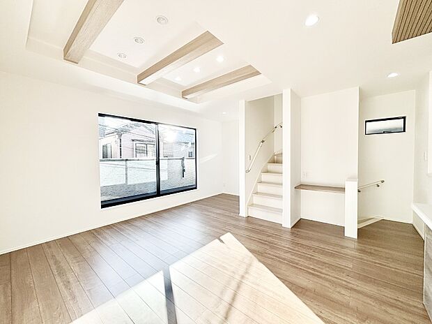 大きな窓からたっぷりの陽光と風を感じられるリビング