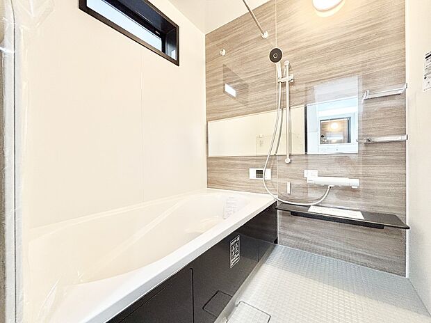 一日の疲れを癒してくれる明るい清潔感のあるバスルーム