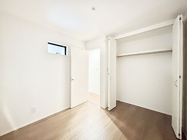 やさしい光がさしこむ居室はしっかり収納付き