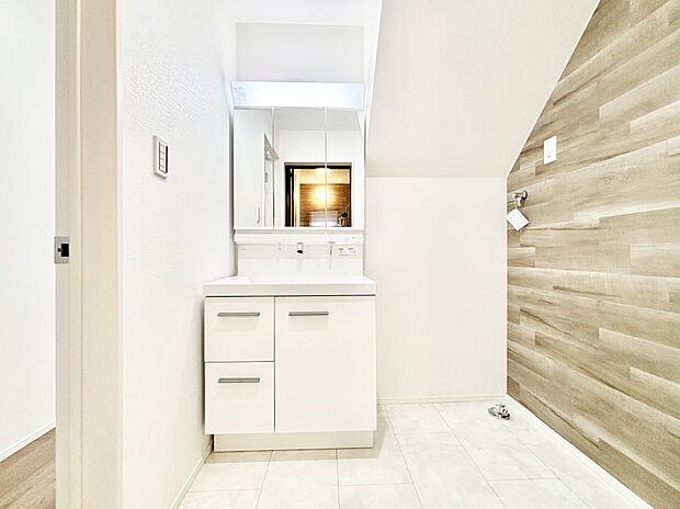 清潔感ある洗面化粧室で朝の身支度も快適