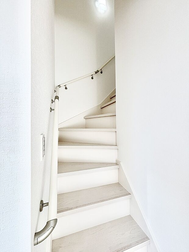 階段は手すり付きなので小さなお子さまやご高齢の方も安心です