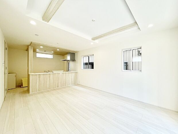 ご家族の賑やかな話し声で包まれる明るいリビング