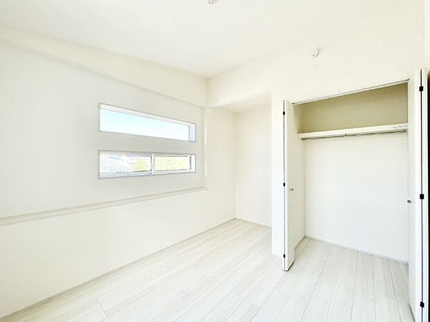 窓からのやさしい光が心地よいプライベートルーム