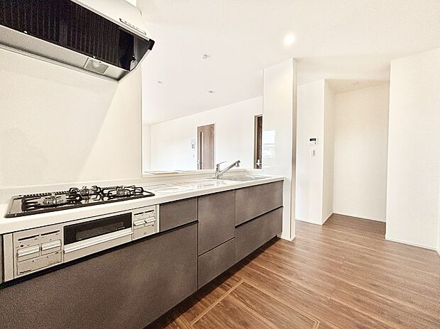 爽やかな風が通り抜ける明るいキッチンは大容量収納できるキッチン収納付き！