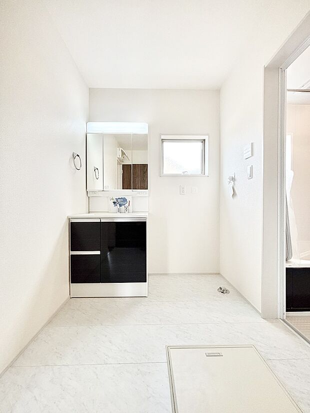 スタイリングに便利な三面鏡、ミラーキャビネットで細かい物スッキリ