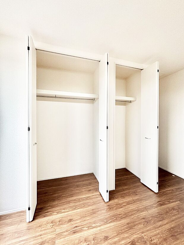 洋室のクローゼット。奥行きがあるので厚手の衣類もすっきり収まります。