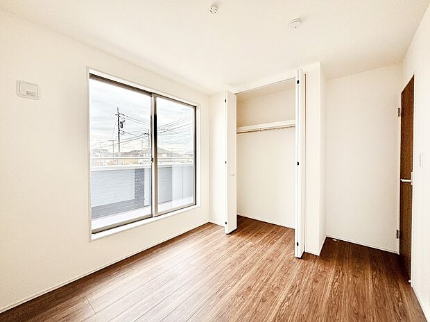 やさしい光がさしこむ居室はしっかり収納付き  