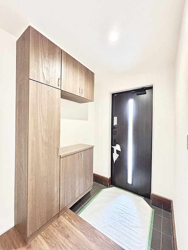 下駄箱はご家族の写真や季節のインテリアで飾り棚として演出できます