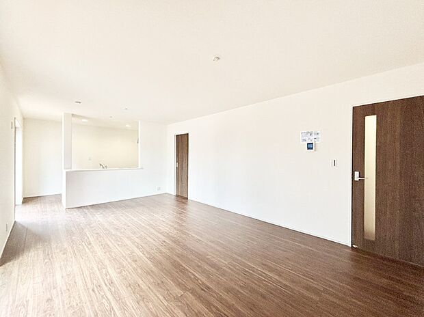 ご家族の賑やかな話し声で包まれる明るいリビング