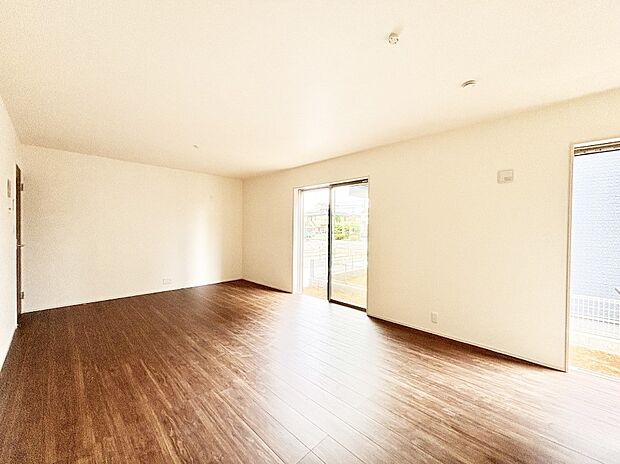 大きな窓からたっぷりの陽光と風を感じられるリビング