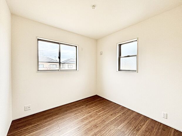 窓からのやさしい光が心地よいプライベートルーム