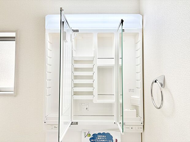 三面鏡の裏に、化粧品や衛生用品などを収納可能。洗面台をすっきりと保ちます！