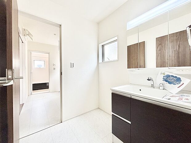 清潔感ある洗面化粧室で朝の身支度も快適