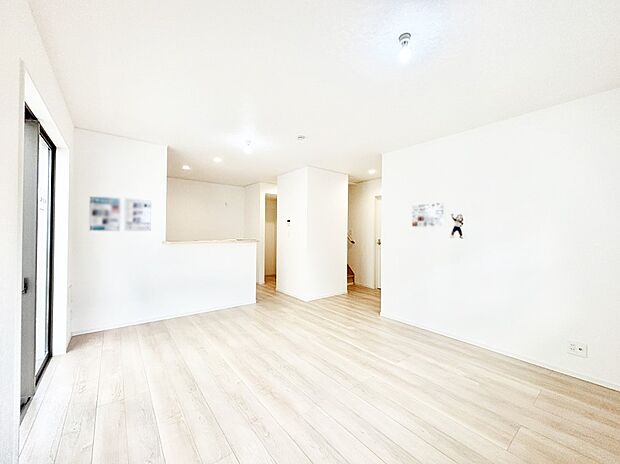 自然光が取り込まれ、家族団らんの場所を明るく演出