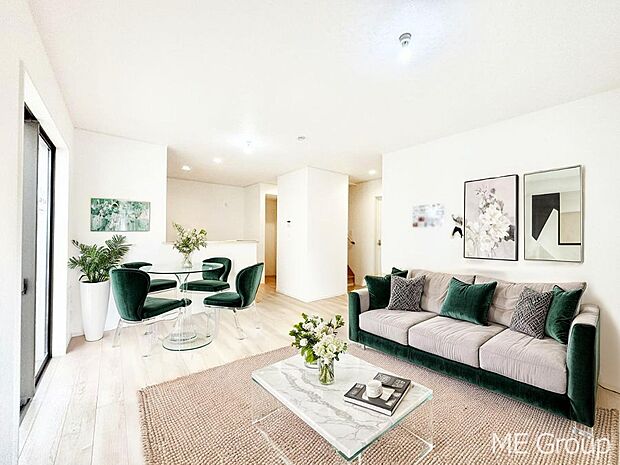 落ち着いた雰囲気のLDKは家族みんなの快適空間 ※家具はCGです