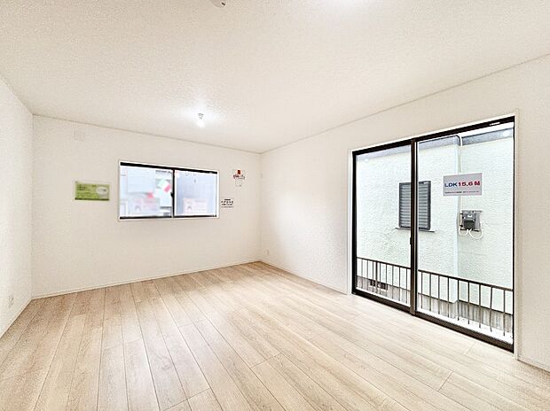 明るい陽光が注ぎ、寛ぎの雰囲気に満たされるリビング・ダイニング。