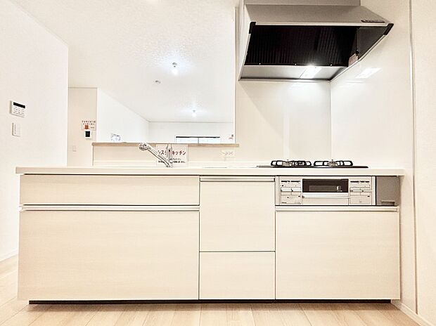 リビングで遊ぶお子様を見守りながらお料理ができる対面キッチン