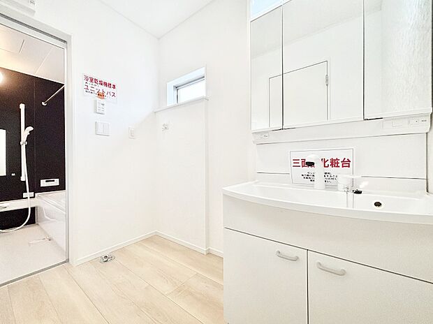 ゆとりの洗面スペースで朝の身支度もラクラク