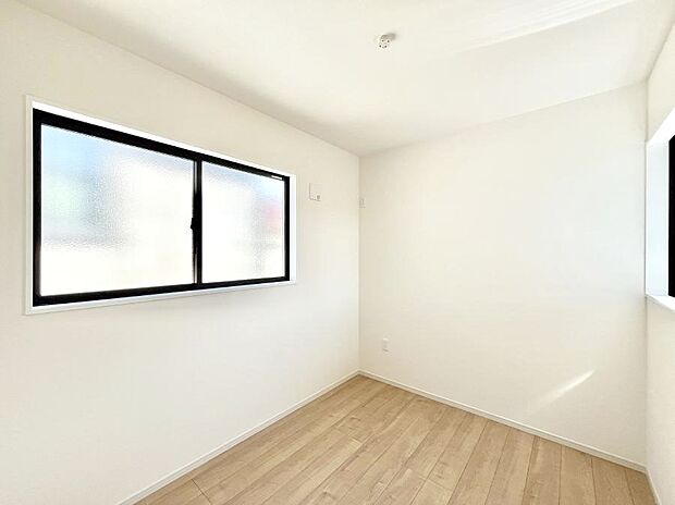 窓からのやさしい光が心地よいプライベートルーム