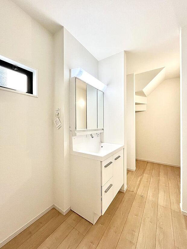 明るい洗面所は毎朝の身支度も楽しくできちゃいそうです。