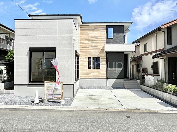 洗練された外観、上質な住空間が広がる室内は永く安心して過ごせる住居です。