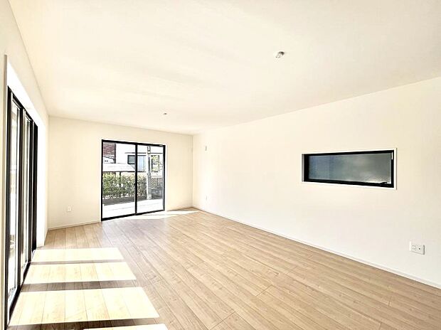 明るい陽光が注ぎ、寛ぎの雰囲気に満たされるダイニング。