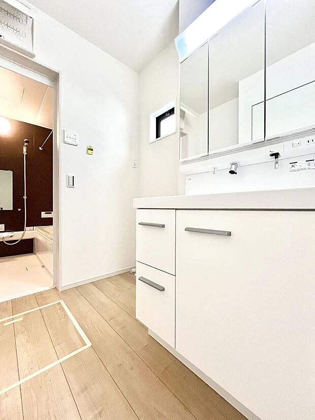 清潔感のある快適空間です。毎日の身支度も気持ち良くお使い頂けます。 