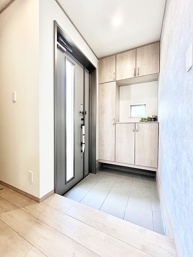 下駄箱はご家族の写真や季節のインテリアで飾り棚として演出できます  