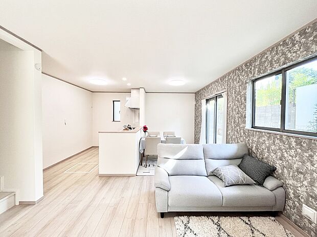 ご家族の賑やかな話し声で包まれる明るいリビング  