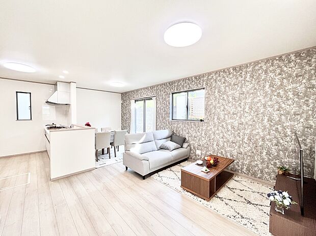 大きな窓からたっぷりの陽光と風を感じられるリビング