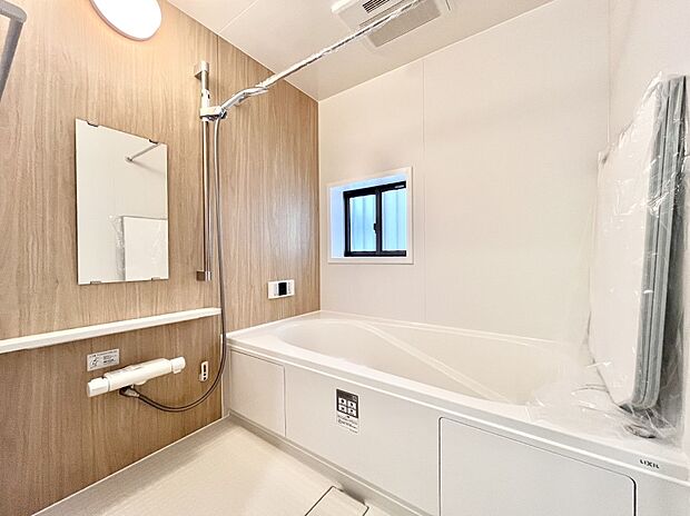 一日の疲れを癒してくれる明るい清潔感のあるバスルーム  