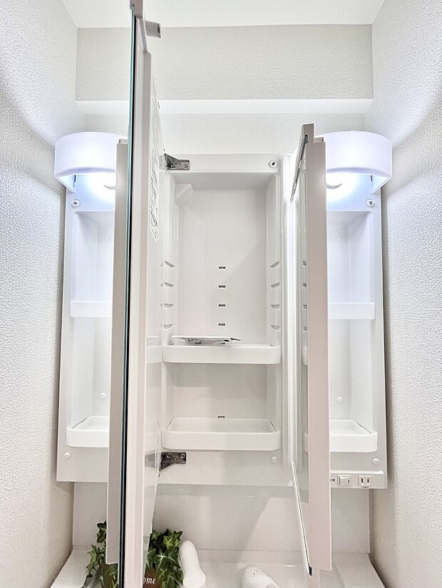 三面鏡の裏に、化粧品や衛生用品などを収納可能。洗面台をすっきりと保ちます！