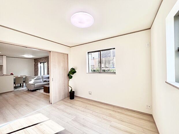 リビング隣接の洋室は個室としても利用できます  