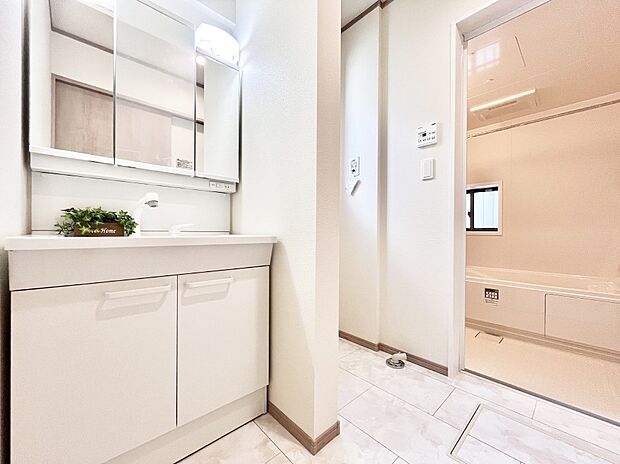 清潔感ある洗面化粧室で朝の身支度も快適  