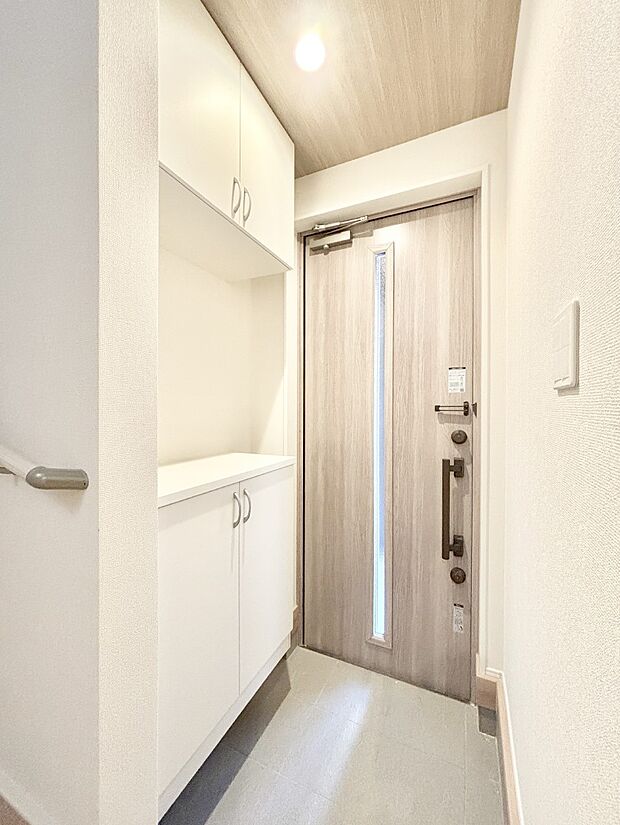 明るい玄関はお客様をお出迎えするのにぴったりです！   