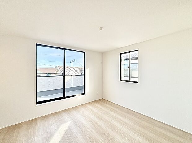 明るいバルコニーサイドに洋室を設置。目覚めの良い寝室に。 